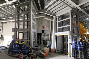 近日，由见田科技设计制造的往复式提升机完成生产下线，运抵成都新津某知名物流园，随即展开安装作业。